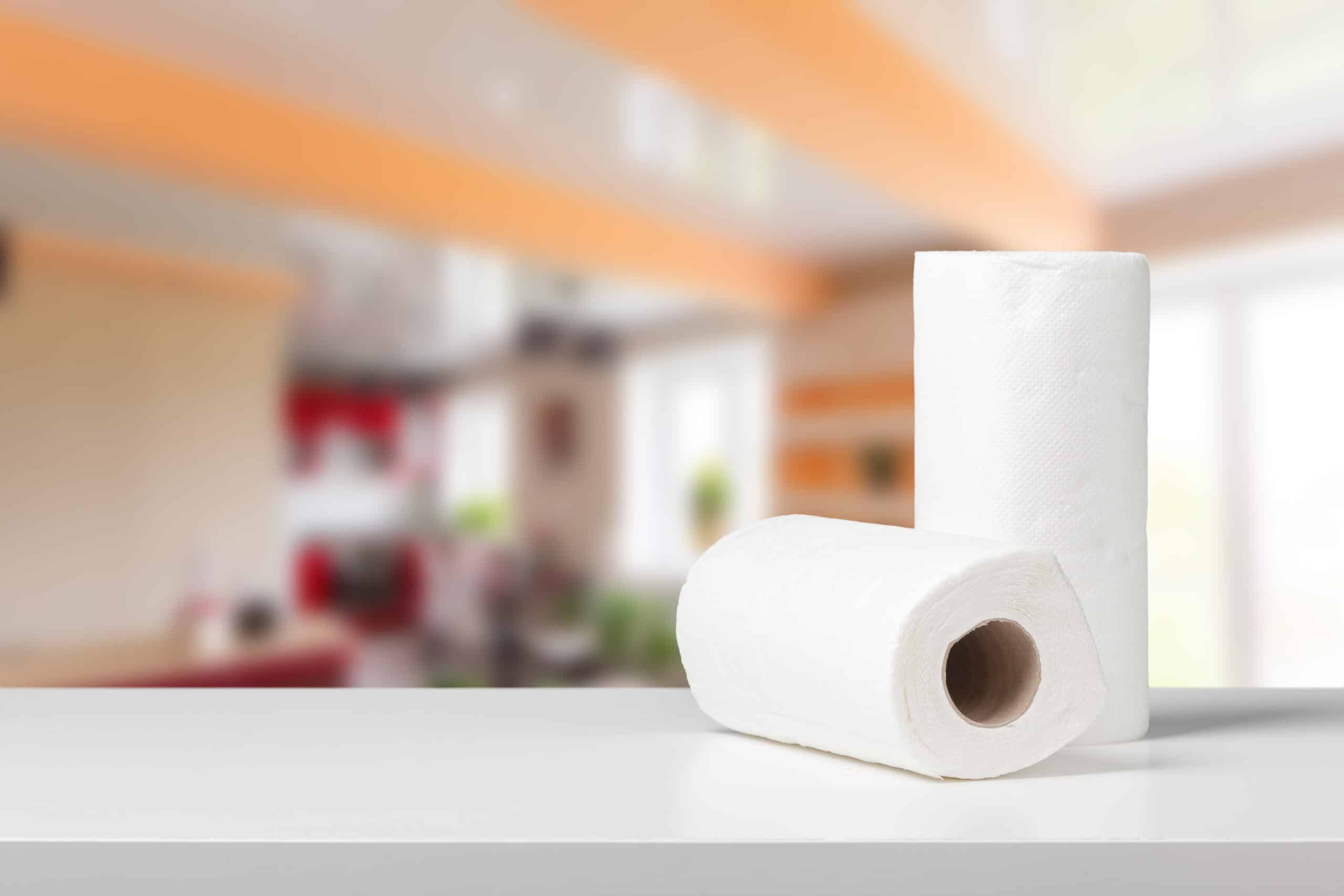 Keukenpapier in de raamsponningen absorbeert vocht en voorkomt ijsvorming.