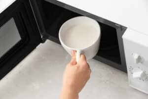 fout met melk in de magnetron