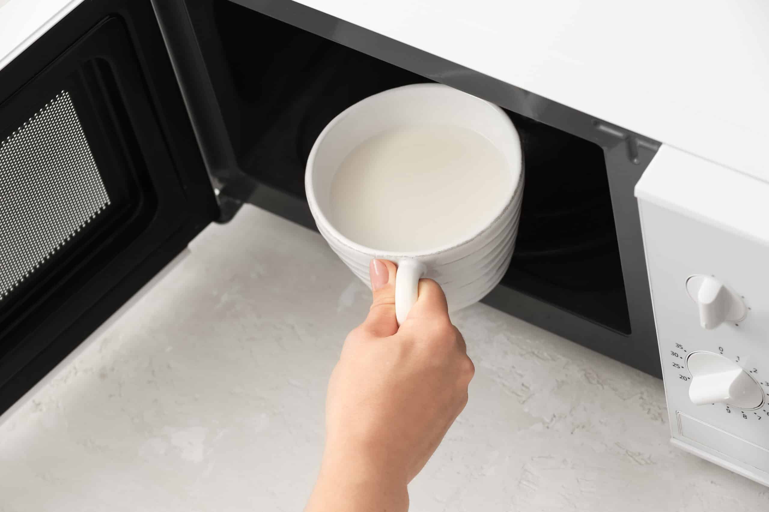 fout met melk in de magnetron